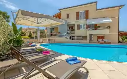Appartmento Irena II con piscina e giardino in comune