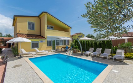Apartman Laura B sa terasom i pogledom na vrt