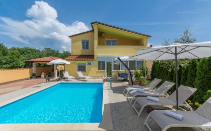 Ferienwohnung Laura C mit Balkon und Pool Blick