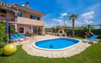 Kuća za odmor Marinela sa privatnim bazenom u ograđenom dvorištu