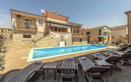 Apartment Noemi I - in der Villa Valtrazza mit Gemeinschaftspool