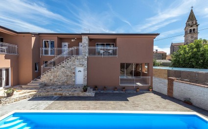 Moderne Ferienwohnung Noemi II in der Villa Valtrazza mit Poolblick