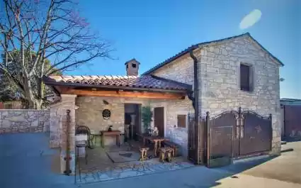 Rustico-casa vacanze Vani con taverna, vicino a Porezo