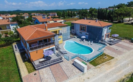 Modern Apartment Residence Elody VII with Terrace and Pool View