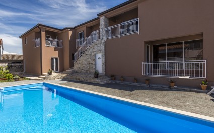 Apartment Noa II mit zwei Schlafzimmern in der Villa Valtrazza mit Blick auf den Pool