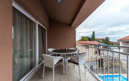 Apartment Noa III in der Villa Valtrazza mit Balkon und Poolblick