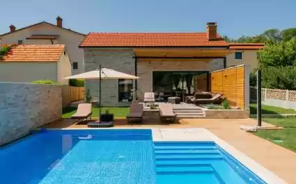 Villa Kameni Dvori with heated pool