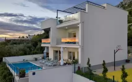 Villa M s košarkaškim igralištem, Makarska