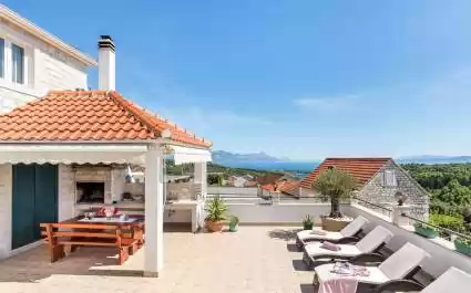Marivilla with private pool - island Brac
