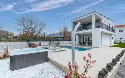 Villa Lucia mit Whirlpool und privatem Pool