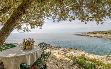 Cottage direct on the Kavran Beach