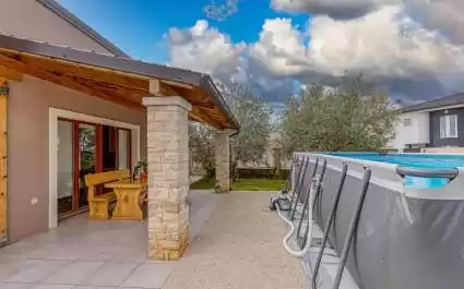 Appartamento Val con terrazza e piscina a Pola