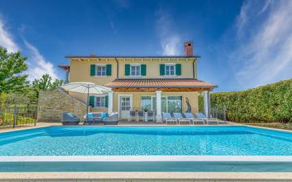 Villa Sana with Heated Pool and Panorama