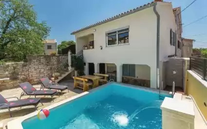 Villa Kris con piscina a Mrgani