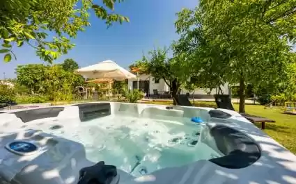 Schöne Hütte mit Jacuzzi in der Nähe von Labin