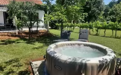 Schöne Hütte mit Jacuzzi in der Nähe von Labin