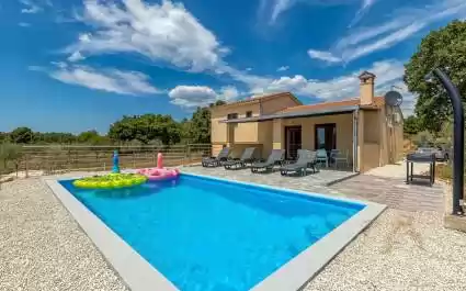 Karbonaca - holiday home with private pool 