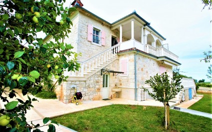 Ferienwohnung Marija Kastelir mit Balkon und Gartenblick