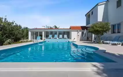 Villa Almas mit beheiztem Pool