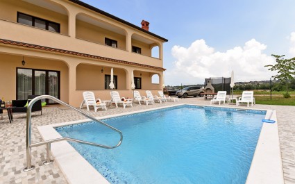 Appartamento Dvori con piscina privata e barbecue