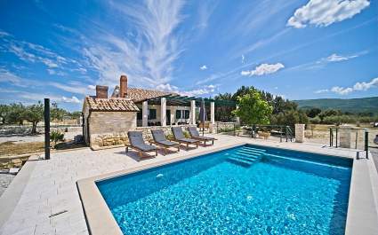 Holiday House Bracuta