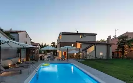 APP Sandro mit Pool A4