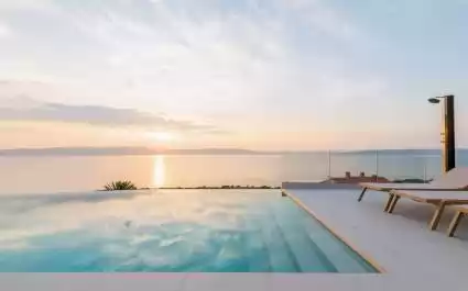 Villa rOvni mit beheiztem Pool