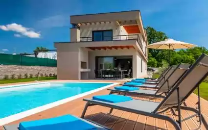 Villa Artsi con piscina riscaldata