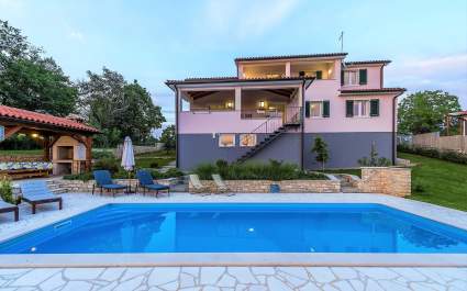 Moderna Villa Vesna s privatnim bazenom i vrtom