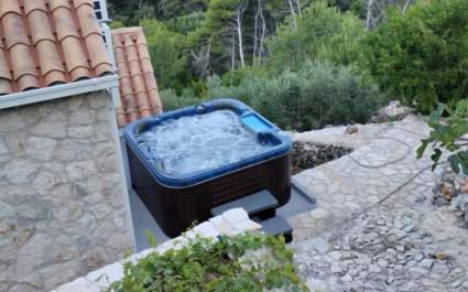 Holiday home Sweet Shelter with jacuzzi