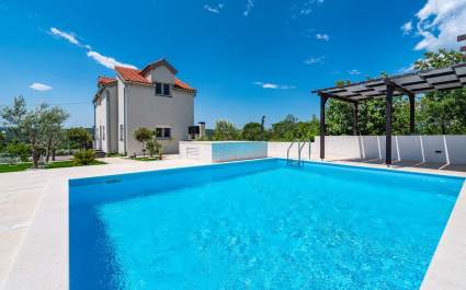House Camellia with Pool