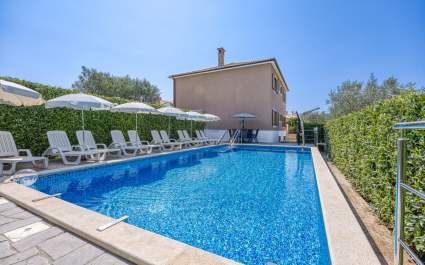 Baksa APP/Three-Bedroom A1 with private pool