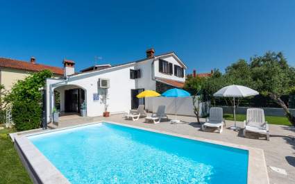 Ferienhaus Davor mit Pool