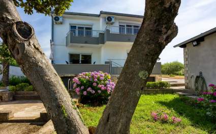 Four-Bedroom Apartment Magnolija 