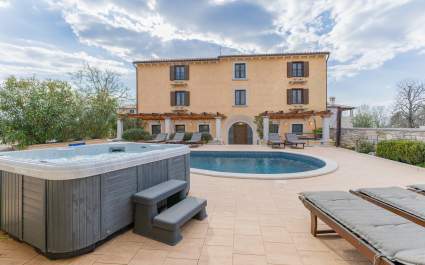 Villa Christina with Pool, Jacuzzi and Sauna