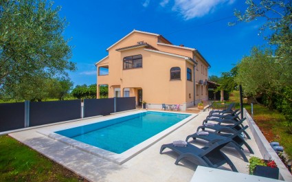 Ferienwohnung Mir mit 3 Schlafzimmern und eigenem Infinity-Pool