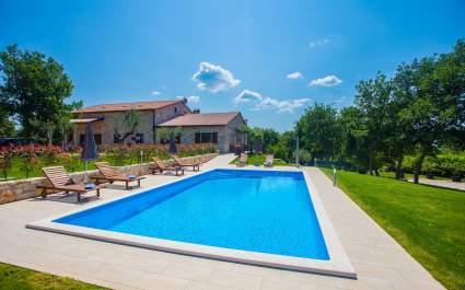 Apartments Jakici I with Pool View , on horse ranch