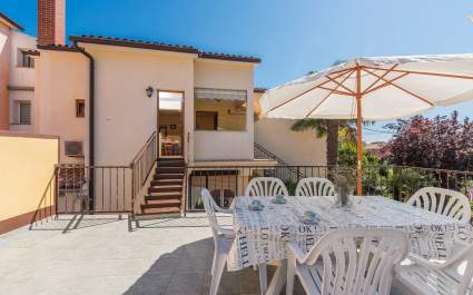 Three-Bedroom Apartment Banko in Spadici