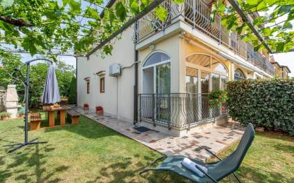 Beakovic Radosi A4 mit Terrasse und Garten 