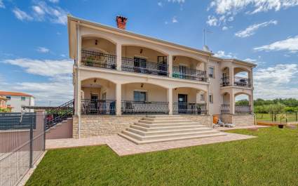 Ferienwohnung Covic White mit Balkon