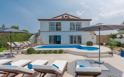 Luxury Villa Lavanda with Pool, Sauna and Entertainment Room