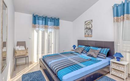 One-Bedroom Apartment Kardumovic IV Blue on the Third Floor