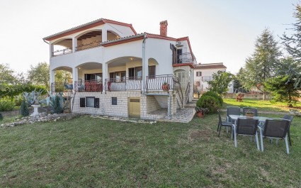 Ferienwohnung Katalin II im zweiten Stock in der Nähe von Porec
