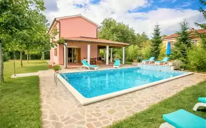 Angenehme Villa Valmonida mit Pool, Sauna, Fitnessraum und Grill