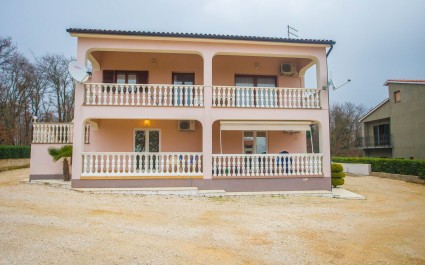 Appartamento Koraca con 2 camere da letto e balcone vicino a Sveti Lovreč