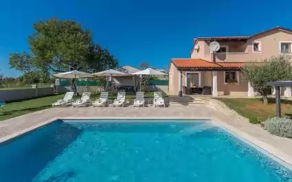 Villa Gita s igralištem i bazenom