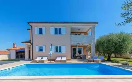 Villa Terlevic con piscina circondata da uliveti