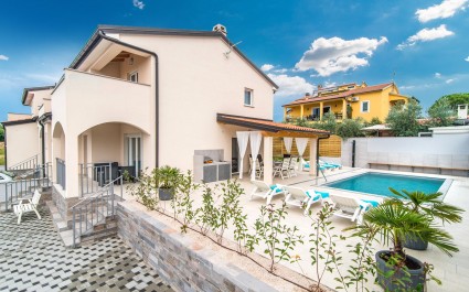 Neu gebaute Villa Silver mit Pool in Cittanova