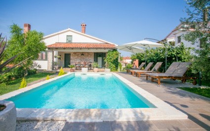 Geräumige Villa Marinella mit Pool und Garten