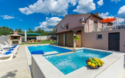 Drei Schlafzimmer Apartment Leon mit Pool und Garten